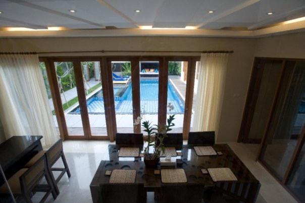 Villa Travis Seminyak Exteriör bild