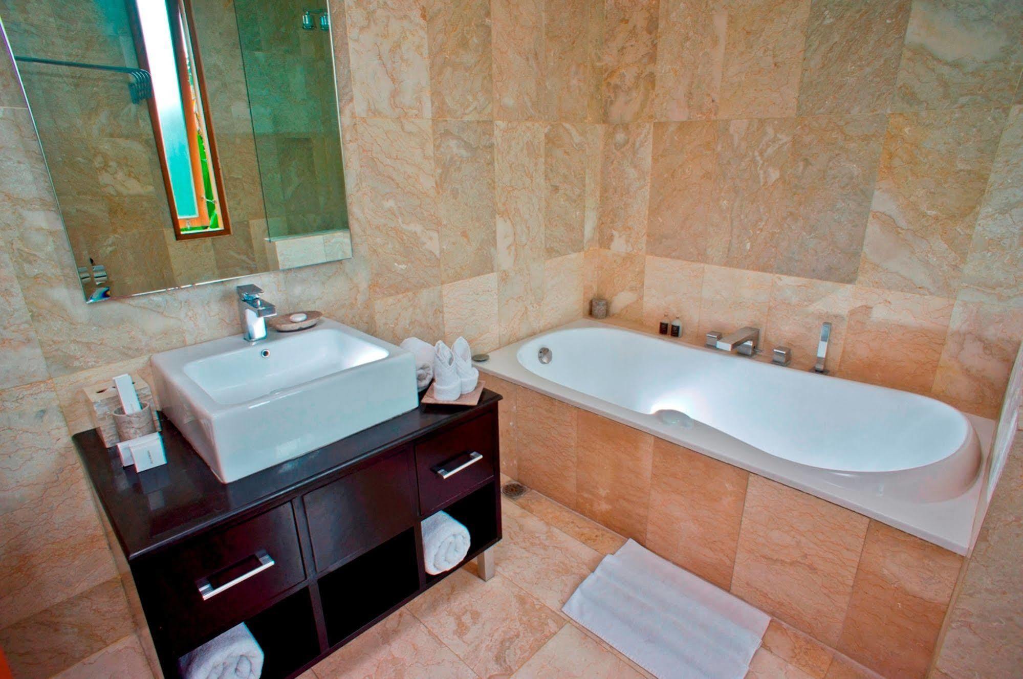 Villa Travis Seminyak Exteriör bild