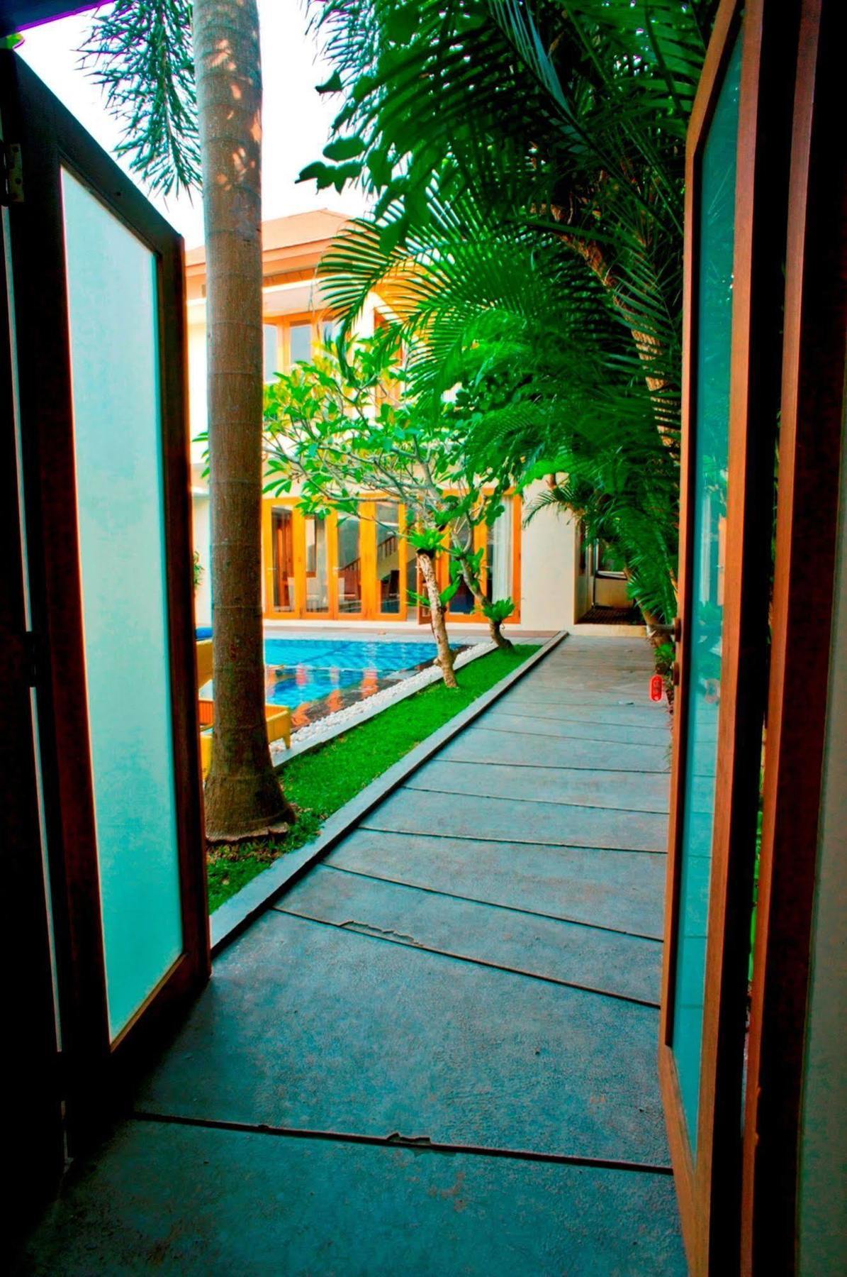 Villa Travis Seminyak Exteriör bild